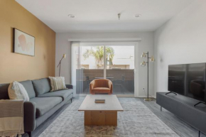 Beverly Grove 2br w gym nr malls hospital LAX-1107